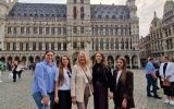 Studentki oraz Pani Poseł Elżbieta Łukacijewska przed budynkiem Ratusza w Brukseli