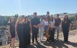 Studenci ELSA Rzeszów pozują do wspólnego zdjęcia na tarasie widokowym podczas wizyty w Luksemburgu.