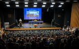Widok na scenę i publiczność podczas uroczystej promocji absolwentów Wydziału Prawa i Administracji Uniwersytetu Rzeszowskiego.