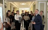 Członkowie Koła Naukowego Prawa Międzynarodowego i Europejskiego zwiedzają korytarz Podkarpackiego Urzędu Wojewódzkiego z przewodnikiem.