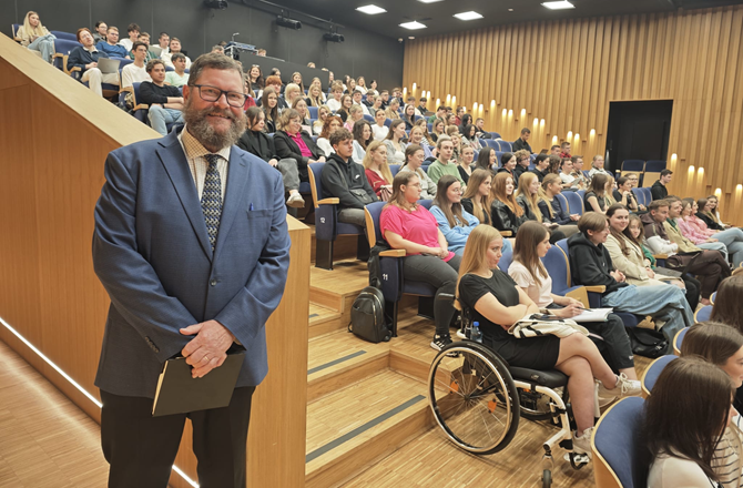 Profesor Doug Surtees z University of Saskatchewan na tle studentów