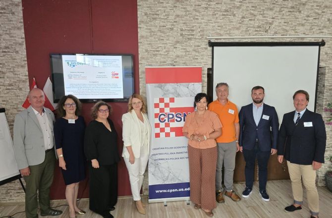 Uczestnicy konferencji GIS Odyssey 2026 podczas wspólnego zdjęcia obok roll-upu Chorwacko-Polskiej Sieci Naukowej (CPSN).