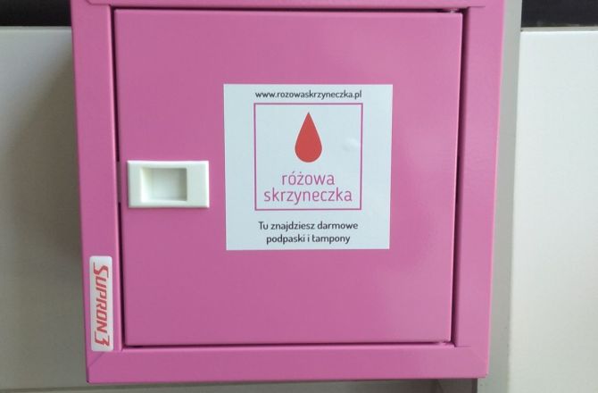 Różowa skrzyneczka zawieszona na ścianie.