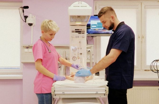 CO TO JEST I JAK DZIAŁA CENTRUM SYMULACJI MEDYCZNEJ UNIWERSYTETU RZESZOWSKIEGO?