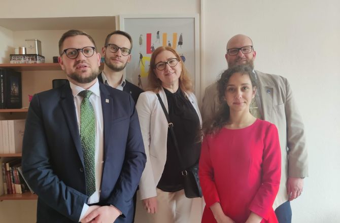 Na zdjęciu od lewej: Artur Lesner, AGH; Michał Powszedniak, UJ; Agnieszka Zatyka-Szlachcic, AGH; Stella Strzemecka, UJ; Jan Gałkowski, UR.