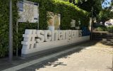 Napis „Schengen” przy tablicach informacyjnych w miejscowości Schengen w Luksemburgu.