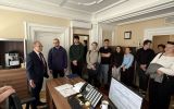 Studenci zwiedzają gabinet w Podkarpackim Urzędzie Wojewódzkim.