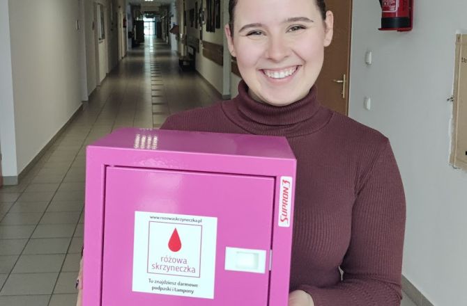 Studentka Julia Bocek trzymająca w rękach różową skrzyneczkę.