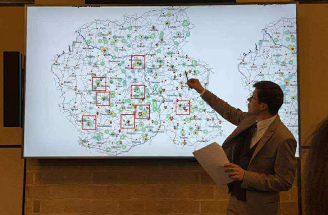 Zdjęcie przedstawiające doktora Joachima Popka podczas wykładu przy mapie