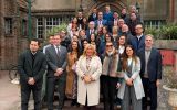 Duża grupa uczestników międzynarodowego wydarzenia akademickiego pozuje przed budynkiem Universidad Nacional del Oeste w Argentynie.