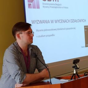 Marek Szpręga, Członek Zarządu Stowarzyszenia Biegłych Wyceny Przedsiębiorstw w Polsce wygłaszający referat pt.  Wyzwania biegłych w sprawach działowych - studium przypadku
