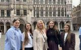 Studentki oraz Pani Poseł Elżbieta Łukacijewska przed budynkiem Ratusza w Brukseli