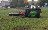 traktor kosi trawę