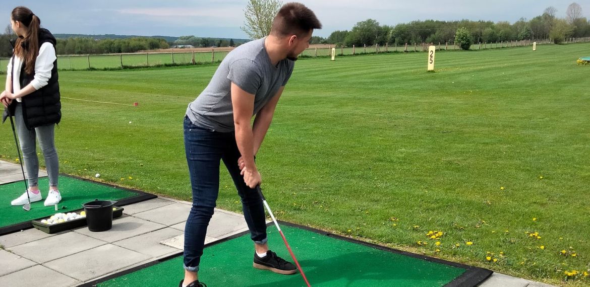 Studenci grają w golfa