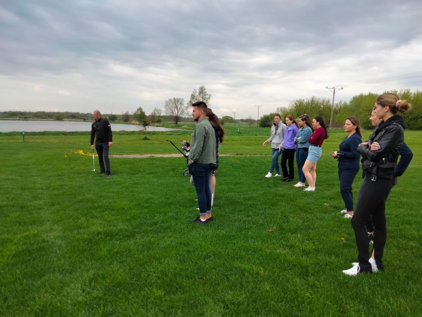 Studenci grają w golfa