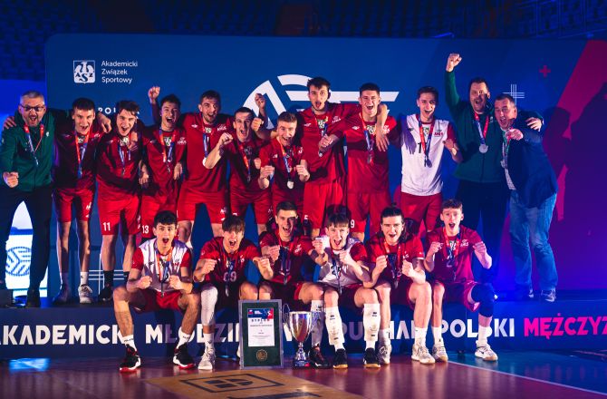 Drużyna siatkarzy AZS Uniwersytetu Rzeszowskiego. Zdjęcie grupowe z pucharem i dyplomem. Radość.