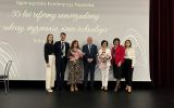 Zdjęcie grupowe uczestników Ogólnopolskiej Konferencji Naukowej „35 lat samorządu terytorialnego – sukcesy, wyzwania, nowe technologie”