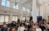 Publiczność siedząca w reprezentacyjnej sali Podkarpackiego Urzędu Wojewódzkiego podczas debaty „Europa jest kobietą!”.