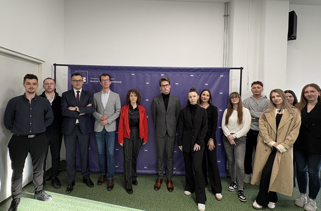 Studenci oraz doktor Michał Skóra podczas Studenckiego Seminarium Naukowego pt. Współczesne wyzwania w prawie pracy