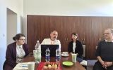 Uczestnicy spotkania przy stole podczas rozmowy.