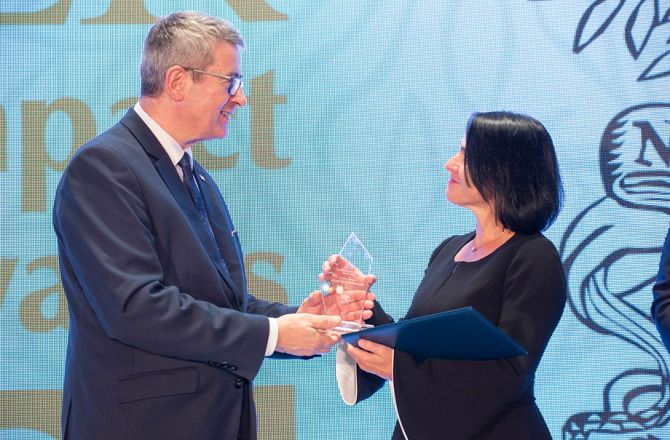 Pani Prorektor Idalia Kasprzyk przyjmuje nagordę Elsevier od Pana Ministra Murdzka