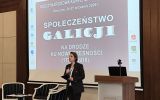 Zdjęcie przedstawiające doktor Agnieszkę Kawalec otwierającą obrady konferencji