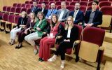 Grupowe zdjęcie członków zespołów badawczych z Wydziału Prawa i Administracji Uniwersytetu Rzeszowskiego uczestniczących w konferencji.