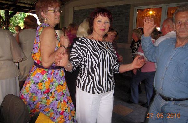 Plenerowe spotkanie integracyjne słuchaczy UTW. Były pieczone kiełbaski i zabawa przy muzyce