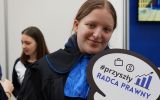 Licealistka ubrana w togę radcy prawnego trzymająca tabliczkę #przyszły radca prawny