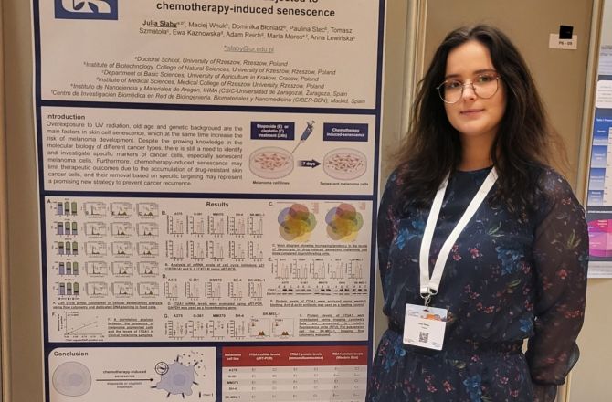 Julia Słaby przy swoim posterze