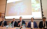 Panel konferencyjny dotyczący ochrony konsumentów na rynkach opartych na sztucznej inteligencji.