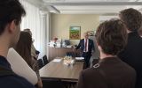 Grupa studentów stoi w gabinecie Podkarpackiego Urzędu Wojewódzkiego.
