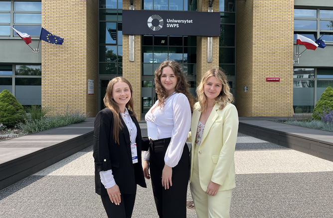 Studentki Uniwersytetu Rzeszowskiego przed budynkiem Szkoły Wyższej Psychologii Społecznej podczas XX Zjazdu Kół Naukowych Prawa Konstytucyjnego