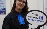 Licealistka trzymająca tabliczkę #przyszły radca prawny