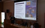 Otwarcie XII Międzynarodowej Konsumenckiej Konferencji Naukowej w sali wykładowej z widocznym ekranem i panelem prezydialnym.