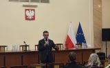 dr Michał Skóra wygłaszający wykład podczas Nocy Otwartych Sądów