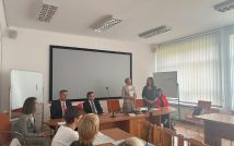 Prof. Maria Krauz odbiera gratulacje jubileuszowe od dziekan Kolegium Nauk Humanistycznych, prof. Agnieszki Myszki