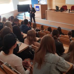 Widok Sali. Pierwszy plan – Młodzi ludzie słuchający prelegenta. W oddali prelegent – dr hab. Ryszard Kata prof. UR przemawia do słuchaczy.