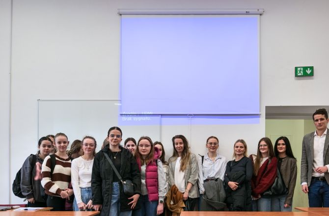 Uczniowie z I Liceum Ogólnokształcącego w Nowej Sarzynie z doktorem Oskarem Bróżem