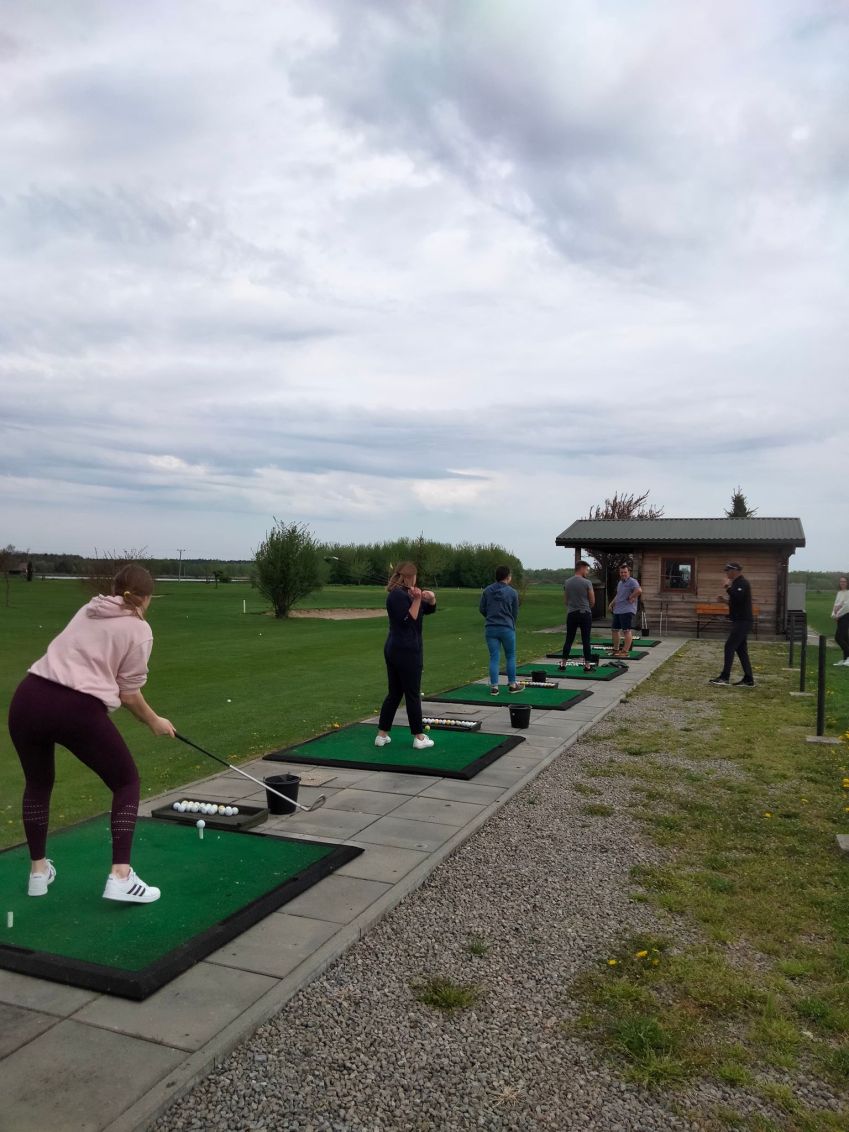 Studenci grają w golfa