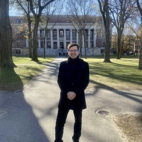 Zdjęcie przedstawiające doktora Joachima Popka na kampusie Harvarda