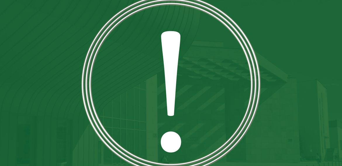 Grafika wykrzyknik na zielonym tle