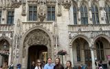 Studentki przed budynkiem Ratusza w Brukseli