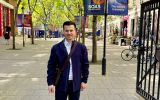 Uczestnik konferencji na kampusie uniwersyteckim w Londynie