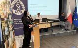 Prelegentka wygłasza wykład przy mównicy podczas konferencji „(Nie)pełnosprawny w pracy i biznesie”.