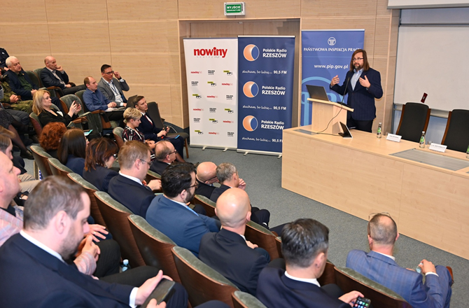 Główny Inspektor Pracy Marcin Stanecki podczas konferencji naukowej pod tytułem Stres – przyjaciel czy wróg? Eliminowanie zagrożeń psychospołecznych, w tym mobbingu