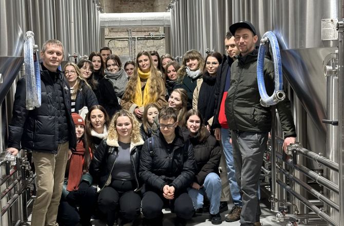 studenci na wycieczce w browarze
