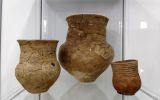 Gliniane naczynia w gablocie zdjęcie nr 3