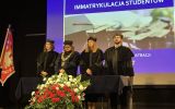 Cztery osoby w strojach akademickich stoją za stołem prezydialnym podczas uroczystości immatrykulacji studentów Wydziału Prawa i Administracji.