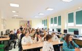 Uczniowie II Liceum Ogólnokształcącego im. Mikołaja Kopernika w Mielcu w trakcie wykładu pt. "Nowe formy zatrudnienia. Czy sztuczna inteligencja zabierze ludziom pracę?"